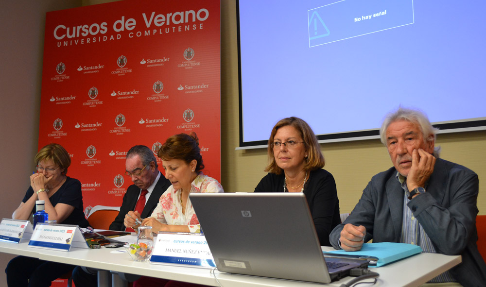 De izq. a dcha., Consuelo S. Vicente, directora general de Comunicación; Joaquín G. Romanillos, presidente de la Fundación Fernando Pombo; Elsa González, presidenta de la FAPE; Carmen P. de Armiñán, decana de la Facultad de CC. II. de la UCM, y Manuel N. Encabo, director del curso y presidente de la Comisión. Foto FAPE